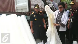 Menkeu Sri Mulyani melihat gulungan kain yang diselundupkan di Jakarta, Rabu (3/5). Barang-barang tekstil selundupan itu dilakukan dengan modus pemberitahuan barang yang tidak sesuai dengan Pemberitahuan Ekspor Barang (PEB). (Liputan6.com/Angga Yuniar)