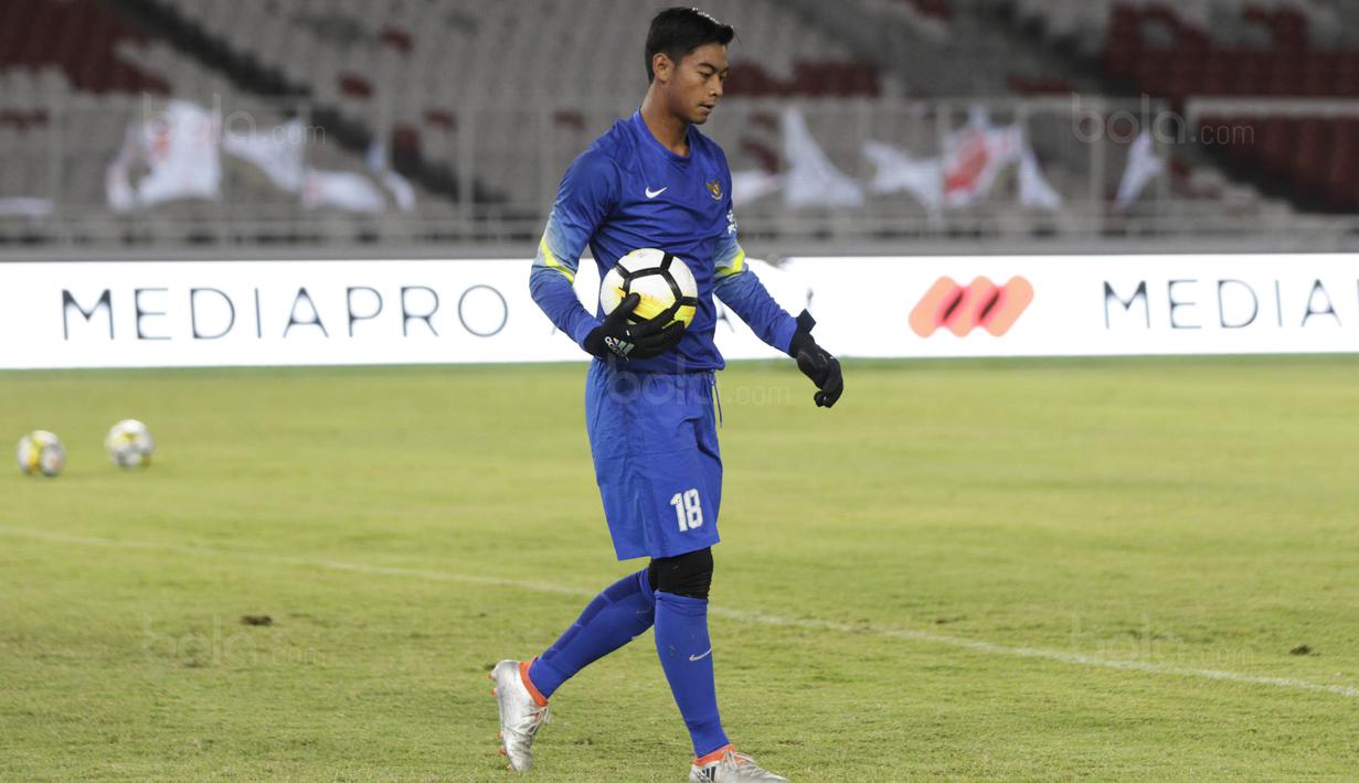 Kiper Timnas Indonesia, Satria Tama, memegang bola saat latihan di SUGBK, Jakarta, Sabtu (13/1/2018). Timnas Indonesia menggelar latihan terakhir sebelum laga persahabatan melawan Islandia. (Bola.com/Vitalis Yogi Trisna)