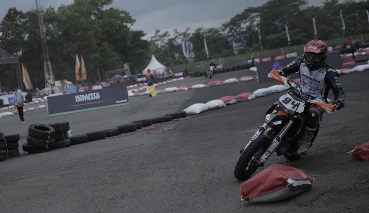 Aksi Richard Dibben, juara putaran kedua FIM Asia Championship 2016 yang berlangsung di Kompleks Stadion Kanjuruhan, Malang, Minggu (9/10/2016) (Bola.com/Reza Bachtiar)