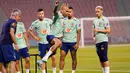 Pemain Brasil Dani Alves (tengah) dan rekan satu timnya berolahraga saat sesi latihan di Stadion Grand Hamad, Doha, Qatar, 29 November 2022. Brasil akan menghadapi Kamerun dalam pertandingan sepak bola Grup G Piala Dunia 2022 pada 2 Desember. (AP Photo/Andre Penner)