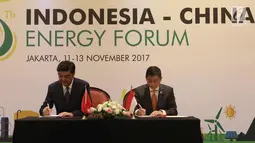 Menteri ESDM Ignasius Jonan (kanan) bersama Administrator of the National Energy Administration of the People's Republic of China Nur Bekri menandatangani kerja sama bidang energi di Jakarta, Senin (13/11). (Liputan6.com/Angga Yuniar)