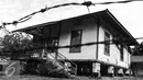  Sebuah Rumah Panggung peninggalan jaman Belanda berdiri kokoh di kompleks Pertamina Dahor, Kelurahan Kampung Baru Ilir, Balikpapan, Jumat (15/4). Sebanyak 18 dari 27 rumah cagar budaya ini akan beralih fungsi. (Liputan6.com/Fery Pradolo)