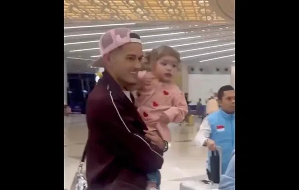 Di Tengah Persiapan Timnas, Momen Manis Justin Hubner Gendong Kamari Bikin Heboh di Jeddah