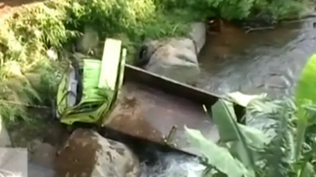 Truk KPU Masuk Jurang