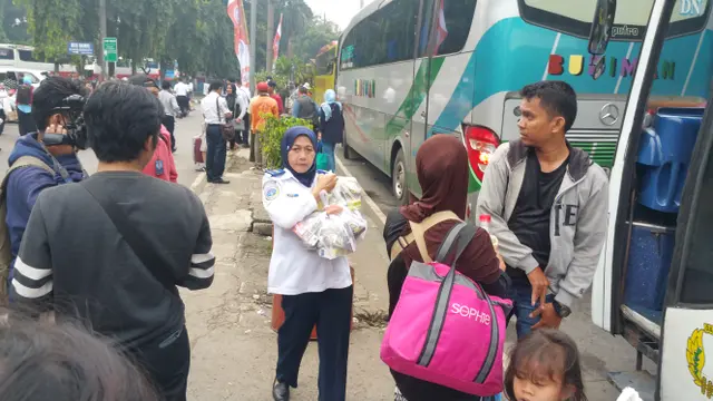 Sambut Pemudik, Kemenhub Bagikan Makanan di Terminal Kp Rambutan