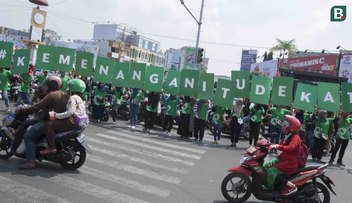 Suasana kemeriahan yang terjadi saat pawai obor Asian Games XVIII di Lampung, Rabu (8/8/2018). Sebanyak 53 kota di Indonesia akan dilalui oleh obor Asian Games. (Bola.com/Reza Bachtiar)