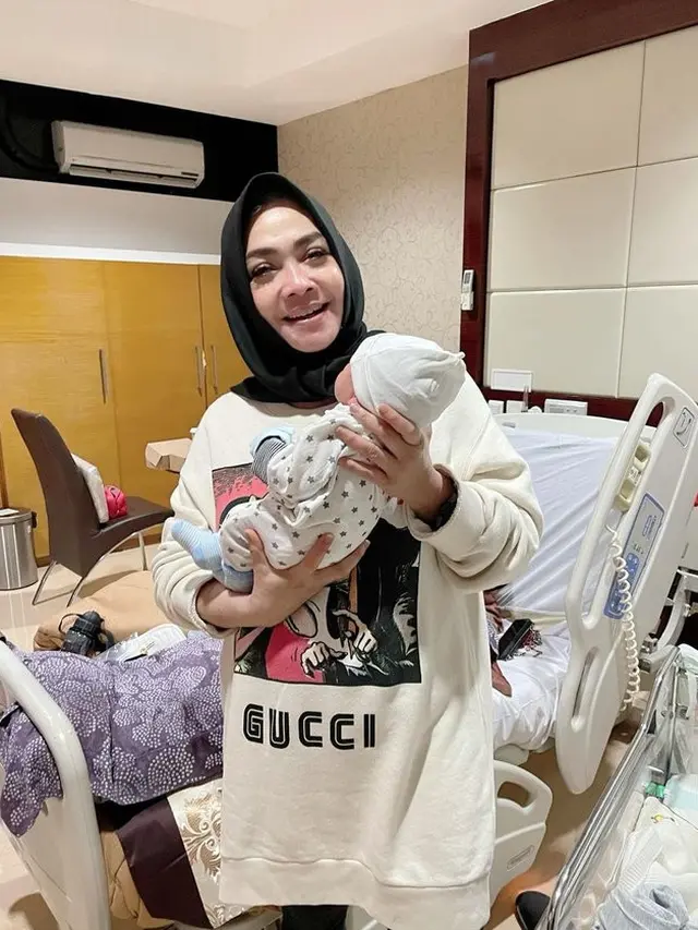 6 Potret Bahagia Artis saat Gendong Cucu, Sudah Jadi Kakek Nenek