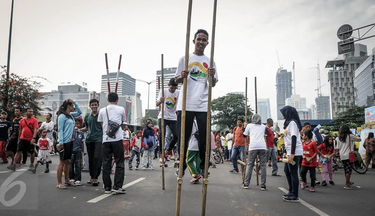 Peserta mendemokan ragam olahraga rekreasi TAFISA Games 2016 salah satunya Engrang di kawasan Car Free Day Thamrin, Jakarta, Minggu (25/9). Kegiatan itu mengajak masyarakat untuk kembali mengenal permainan tradisional. (Liputan6.com/Faizal Fanani)