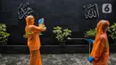 Petugas menyemprotkan cairan disinfektan di Mesjid Pangeran Diponegoro, Taman Mini Indonesia Indah, Jakarta, Rabu (18/3/2020). Penyemprotan tersebut dilakukan untuk antisipasi dan pencegahan penyebaran virus corona atau COVID-19 di lingkungan tempat peribadatan TMII. (Liputan6.com/Faizal Fanani)