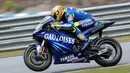 Pada 2004 Valentino Rossi mengejutkan dunia dengan kepindahannya dari Honda ke Yamaha, Tim Yamaha yang terakhir juara pada 1992 tak membuat Rossi ciut, Pada tampilan perdananya Rossi langsung menyabet kejuaraan Motogp. (http://www.boxmotos.com/)