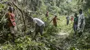 Warga Mahanoro terlihat membersihkan kerusakan yang disebabkan oleh berlalunya topan Batsirai pada 6 Februari 2022. Topan Batsirai melemah tetapi banjir masih diperkirakan terjadi karena hujan lebat setelah melanda Madagaskar timur dengan angin kencang. (Laure Verneau / AFP)