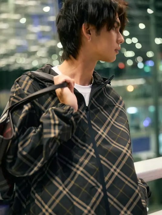 <p>Bright memilih&nbsp;mengenakan jaket kotak-kotak khas Burberry yang dapat dibolak-balikdengan kaos berlogo gothic. Diketahui harga jaket ini sekitar Rp40 jutaan.&nbsp; [dok. Burberry]</p>