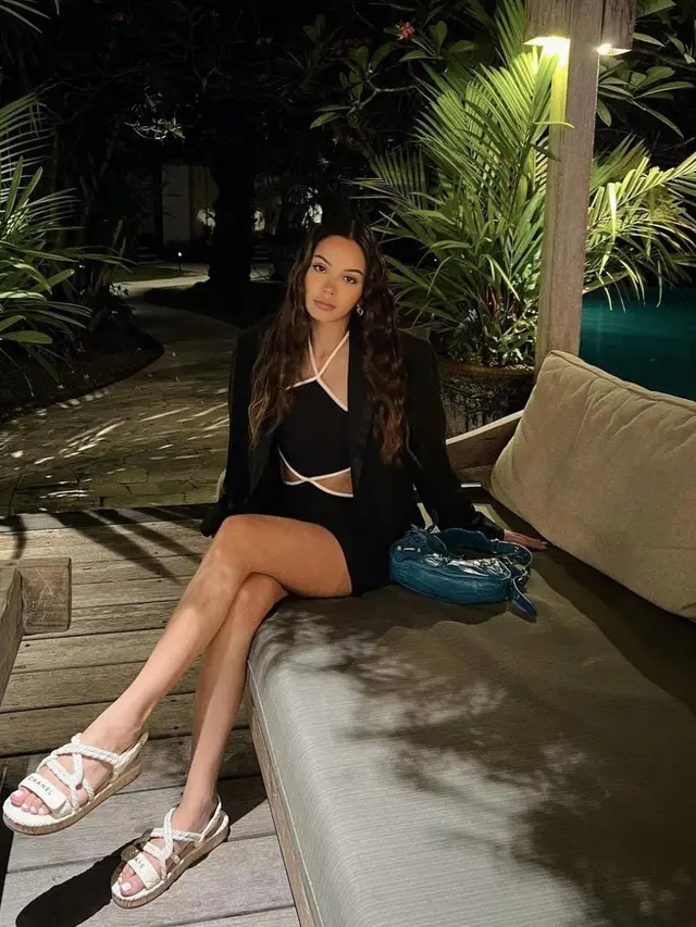 Outfit Hitam Ala Alyssa Daguise