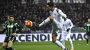 Pemain Fiorentina, Federico Bernardeschi (kanan) berebut bola dengan pemain Sassuolo, Sime Vrsaljko pada lanjutan liga Italia Serie A di Stadion Mapei, Reggio Emilia, Selasa (01/12/2015). (AFP Photo/Olivier Morin)