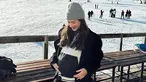 Ini adalah potret Jessica Mila berfoto di Hakuba, Jepang. Berpose sembari pamer baby bump, Jessica Mila dipuji cantik. OOTD simpel dan nyaman untuk bumil, sangat cocok dikenakan oleh Jessica Mila. Sejak menikah dan mengandung, tak sedikit netizen dan rekan selebriti memuji bintang sinetron Ganteng-Ganteng Serigala ini semakin pancarkan pesonanya. (Liputan6.com/IG/@jscmila)