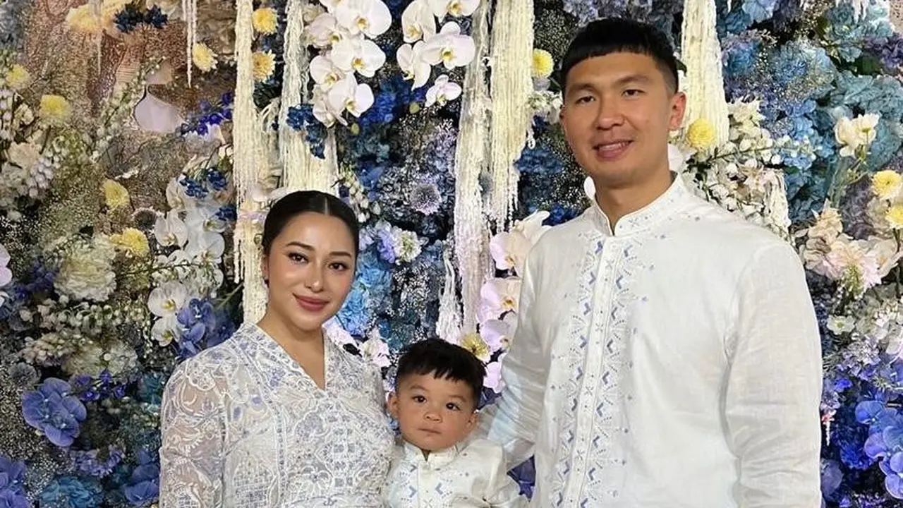 Hamil Anak Kedua Laki-laki, 6 Gaya Anggun Nikita Willy Kenakan Kebaya Baby Blue saat Pengajian 4 Bulan Kehamilan
