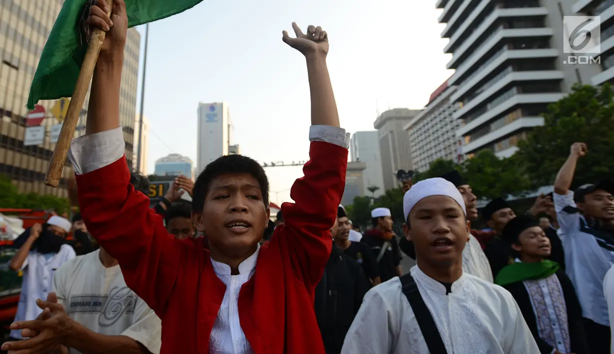 Massa aksi 22 Mei mulai berkumpul di depan Gedung Bawaslu, Jakarta, Rabu (22/5). Mereka mulai melakukan orasi menolak pemilu curang serta hasil rekapitulasi yang dilakukan Komisi Pemilihan Umum (KPU). (merdeka.com/Imam Buhori)