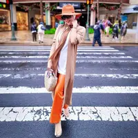Topi orange akan membuat outfitmu semakin bersinar dan menawan.&nbsp;(instagram/princesssyahrini)
