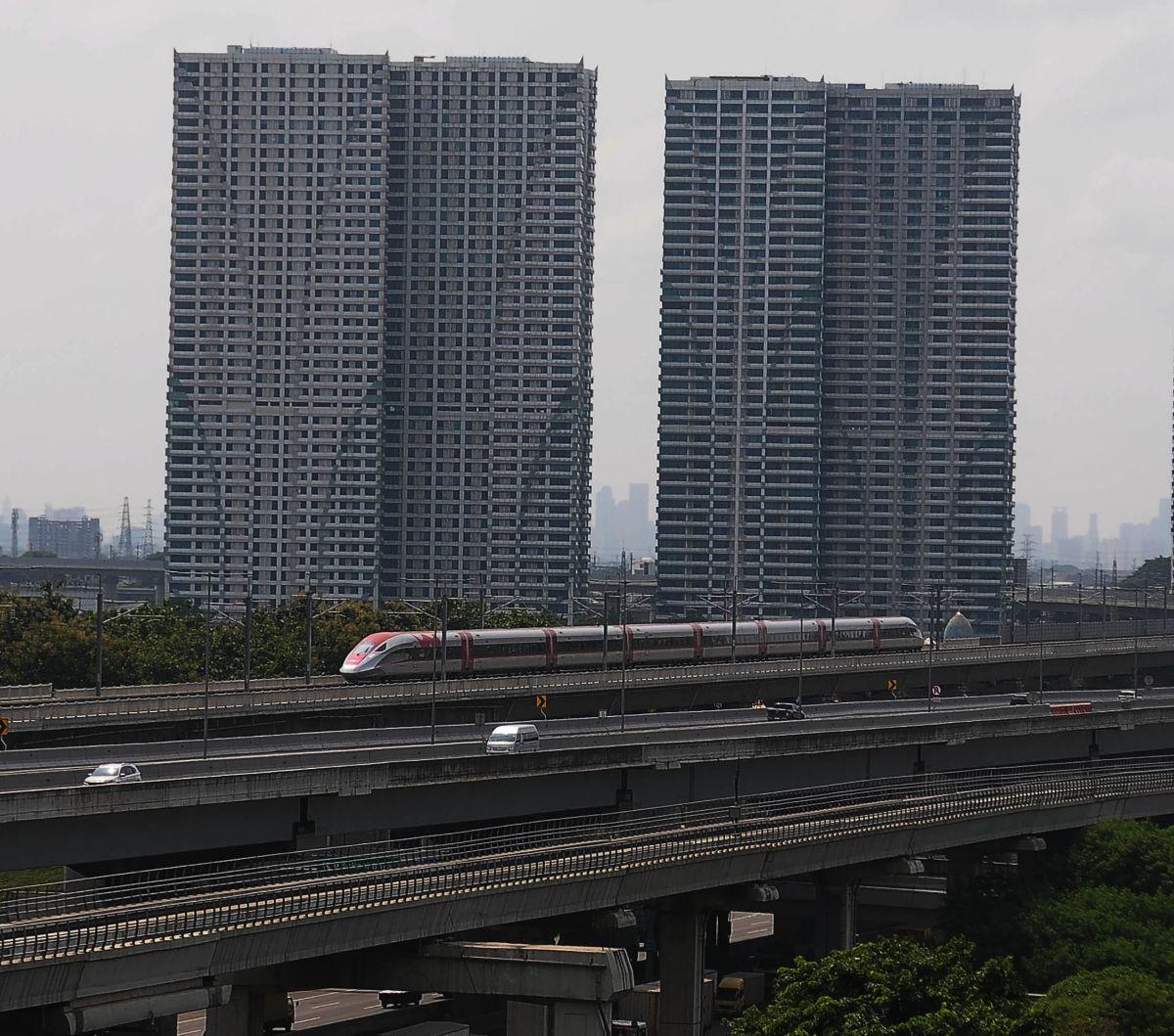 Kereta cepat Jakarta-Bandung, Whoosh melaju di kawasan Bekasi, Jawa Barat, Selasa (20/2/2024).&nbsp;Wakil Menteri BUMN Kartika Wirjoatmodjo memastikan cost overrun atau pembengkakan biaya pada proyek Kereta Cepat Jakarta-Bandung sudah tertutupi.