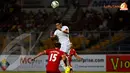 Bambang Pamungkas mencoba menjebol gawang United Red lewat sundulan kepala (Liputan6.com/Helmi Fithriansyah)