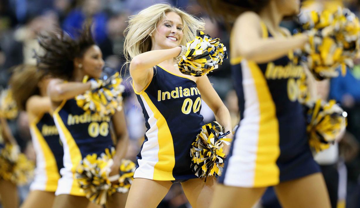 Indiana Pacers Cheerleaders saat tampil pada laga NBA di Indianapolis, AS. (AFP/Andy Lyons/Getty Images)