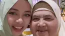 Sohwa pun terlihat foto bersama mamah Dedeh. Mamah Dedeh pun tampil dengan wajah terlihat natural tanpa makeup. [@sohwahalilintar]