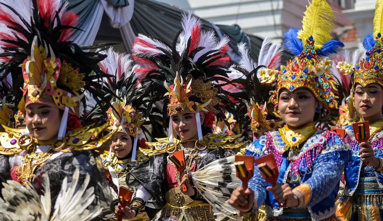 Para penari menampilkan tarian Yosakoi saat kegiatan Festival Remo-Yosakoi di Surabay, Minggu, 12 Juli 2026. (AFP/ Juni Kriswanto)