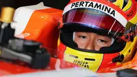 Pebalap Manor Racing, Rio Haryanto, mengalahkan rekan setimnya, Pascal Wehrlein, pada sesi kualifikasi F1 GP Inggris di SIrkuit Silverstone, Sabtu (9/7/2016). (Bola.com/Twitter/ManorRacing)