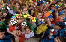 FOTO: Dirayakan Penuh Warna di Budapest, Rubik, Permainan Teka-Teki Terpopuler Dunia Genap Berusia Setengah Abad