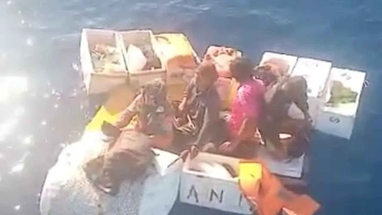 Empat orang ABK Kapan Zidan Ekspress ditemukan terapung di tengah laut. (Istimewa)