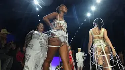 Tess Holliday dan model lainnya berjalan di catwalk untuk show Chromat selama New York Fashion Week 2019 pada 7 September 2019. Model plus size dengan bobot tubuh 137 kg tersebut tampil percaya diri mengenakan gaun panjang putih. (Photo by Angela Weiss / AFP)