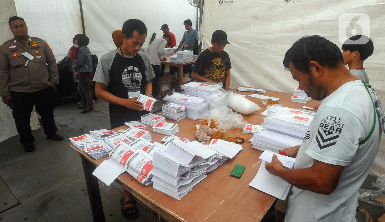 Selain itu, area gudang KPU Kota Tangerang Selatan yang menjadi tempat penyimpanan surat suara untuk Pemilu 2024 juga mulai mendapatkan pengamanan ketat dari Komisi Pemilihan Umum Kota Tangerang Selatan. (merdeka.com/Arie Basuki)