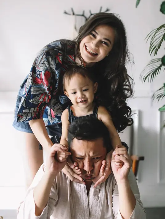 Hal itu juga diakui oleh pemeran yang kini fokus menjadi ibu rumah tangga. Meski sang suami ingin cepet memiliki anak kedua, harus bersabar lantaran Sabai sedang proses nyapih anak pertamanya. (Instagram/sabaidieter)