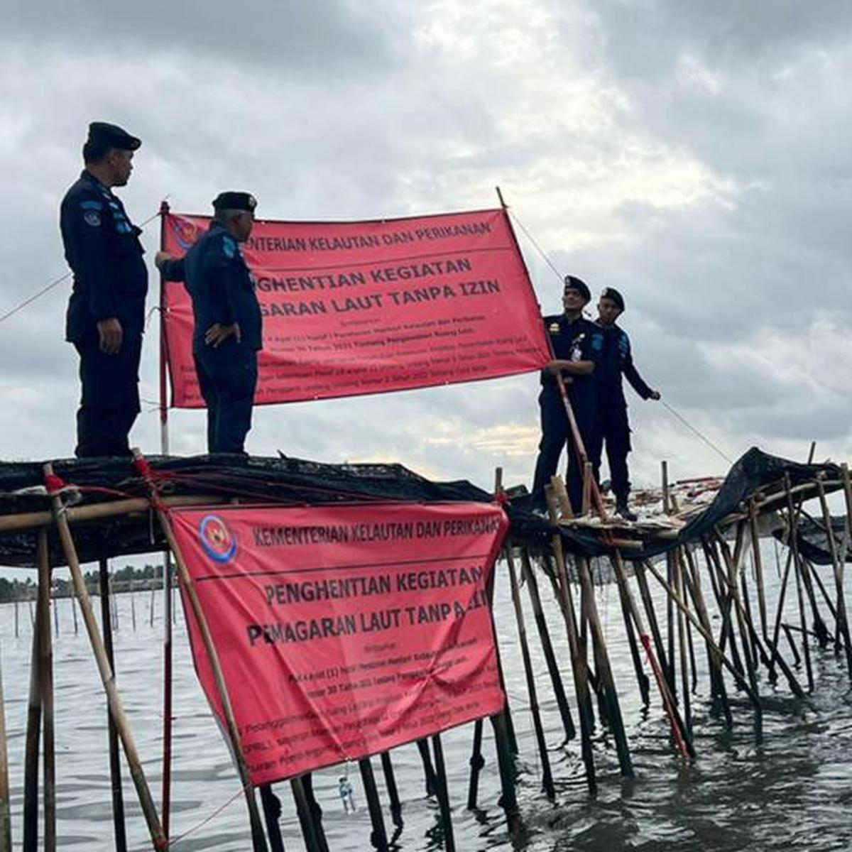 Pemerintah Indonesia Segel Pagar Laut Bambu Tak Bertuan di Tangerang