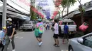 Para pelanggan berbelanja di Pasar Akhir Pekan Chatuchak di Bangkok, pada 9 Mei 2020. Pasar akhir pekan terbesar di Thailand ini kembali dibuka untuk hari pertama pada Sabtu (9/5) dengan sejumlah langkah ketat demi mengatasi pandemi COVID-19. (Xinhua/Zhang Keren)