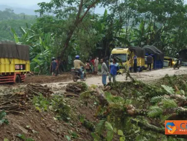 Citizen6, Siregol:  Antrean kendaraan bermotor yang terjebak di ruas jalan Siregol, Kabupaten Brebes, Jawa Tengah.