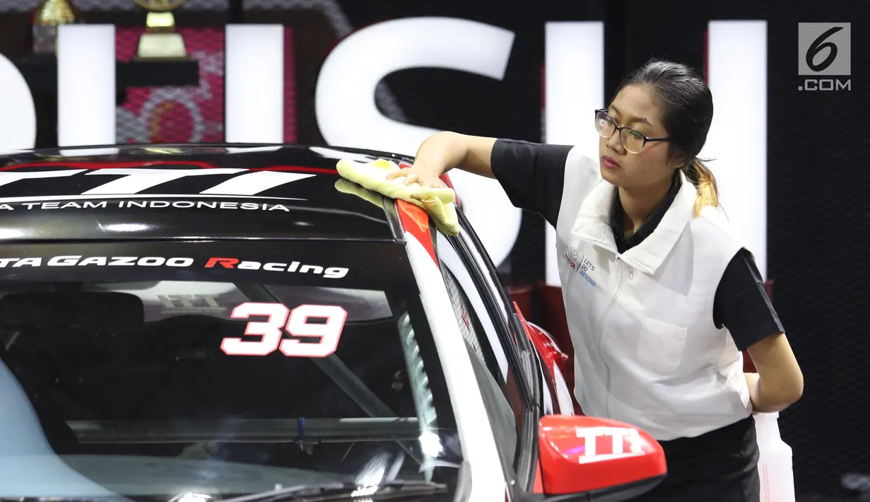 Petugas membersihkan sidik jari yang menempel pada mobil saat pameran Gaikindo Indonesia International Auto Show (GIIAS) 2019 di ICE BSD, Tangerang, Sabtu (20/7/2019). Agar terlihat bersih, pekerja jasa itu bertugas memoles kendaraan selama berlangsungnya GIIAS 2019. (Liputan6.com/Angga Yuniar)