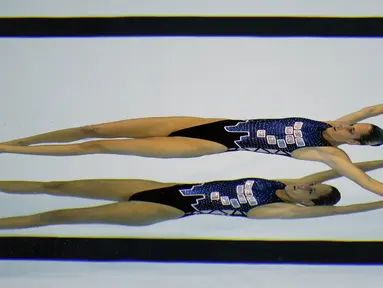 Perenang indah Argentina, Etel Sanchez dan Sofia Sanchez berenang di bawah air saat berlomba di nomor Duet Technical Routine Renang Indah Pan Am Games di Toronto, Kanada. (9/7/2015). (AP Photo/Mark Humphrey)