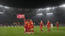 Sejumlah pemain AS Roma merayakan gol keempat timnya yang dicetak oleh Dean Huijsen pada laga lanjutan Liga Italia 2023/2024 melawan Cagliari di Olympic Stadium, Roma, Italia, Selasa (06/02/2024) dini hari WIB. (AP Photo/Andrew Medichini)