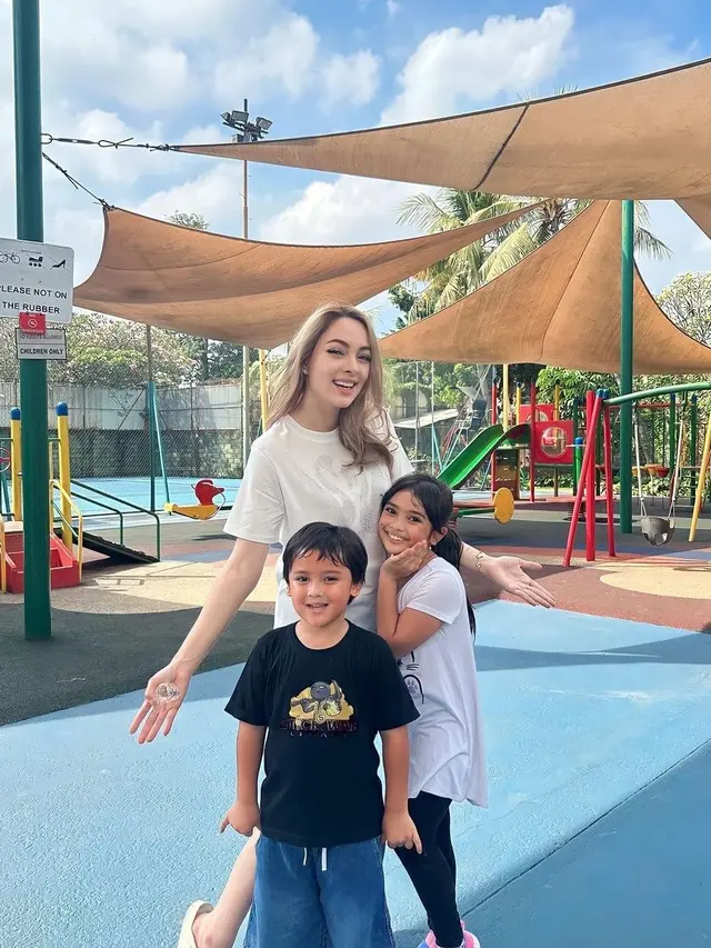 Potret Kedekatan Reisa Broto Asmoro dan Buah Hati