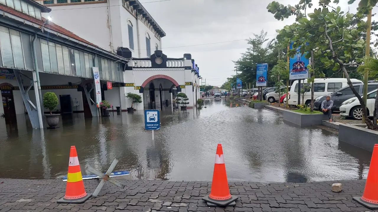 Curah hujan yang sangat tinggi sejak Sabtu (31/12/2022) dini hari menyebabkan terjadinya banjir yang menggenangi beberapa titik jalur kereta api dan aktivitas di Stasiun Semarang Tawang.  (Dok KAI)