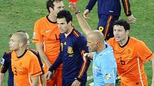 Bek Belanda John Heitinga (kiri) meninggalkan lapangan seusai diganjar kartu merah oleh wasit Howard Webb di laga final PD 2010 di Soccer City, Johannesburg, 11 Juli 2010. Spanyol unggul 1-0. AFP PHOTO / STEPHANE DE SAKUTIN 
