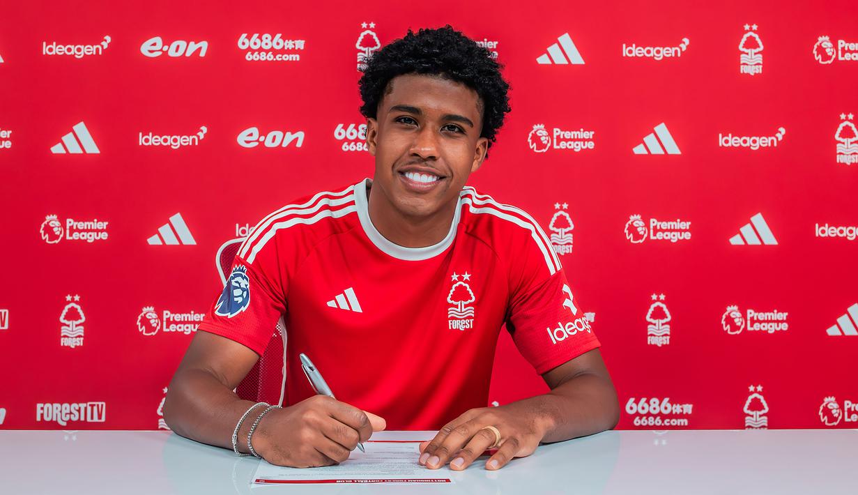 Nottingham Forest mendatangkan Andrey Santos dari Chelsea setelah sang gelandang bertahan asal Brasil tersebut belum mampu menembus skuad utama The Blues. Andrey Santos dipinjam selama semusim hingga akhir musim 2023/2024. (nottinghamforest.co.uk)