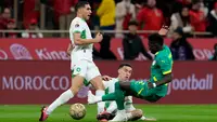 Pemain Senegal Lamine Camara (kanan) berebut bola dengan pemain Maroko Achraf Hakimi (kiri) dan Bilal El Khannouss pada laga final AFCON/Piala Afrika antara Senegal vs Maroko di Rabat, Maroko, Minggu, 18 Januari 2026. (AP Photo/Themba Hadebe)
