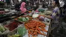 Pedagang melayani pembeli di pasar di Jakarta, Rabu (20/12).  Jelang Natal dan Tahun Baru, harga bahan pokok di Jakarta mulai merangkak naik. Namun, kenaikannya masih belum tinggi hanya berkisar Rp2.000-5.000 per kg. (Liputan6.com/Angga Yuniar)
