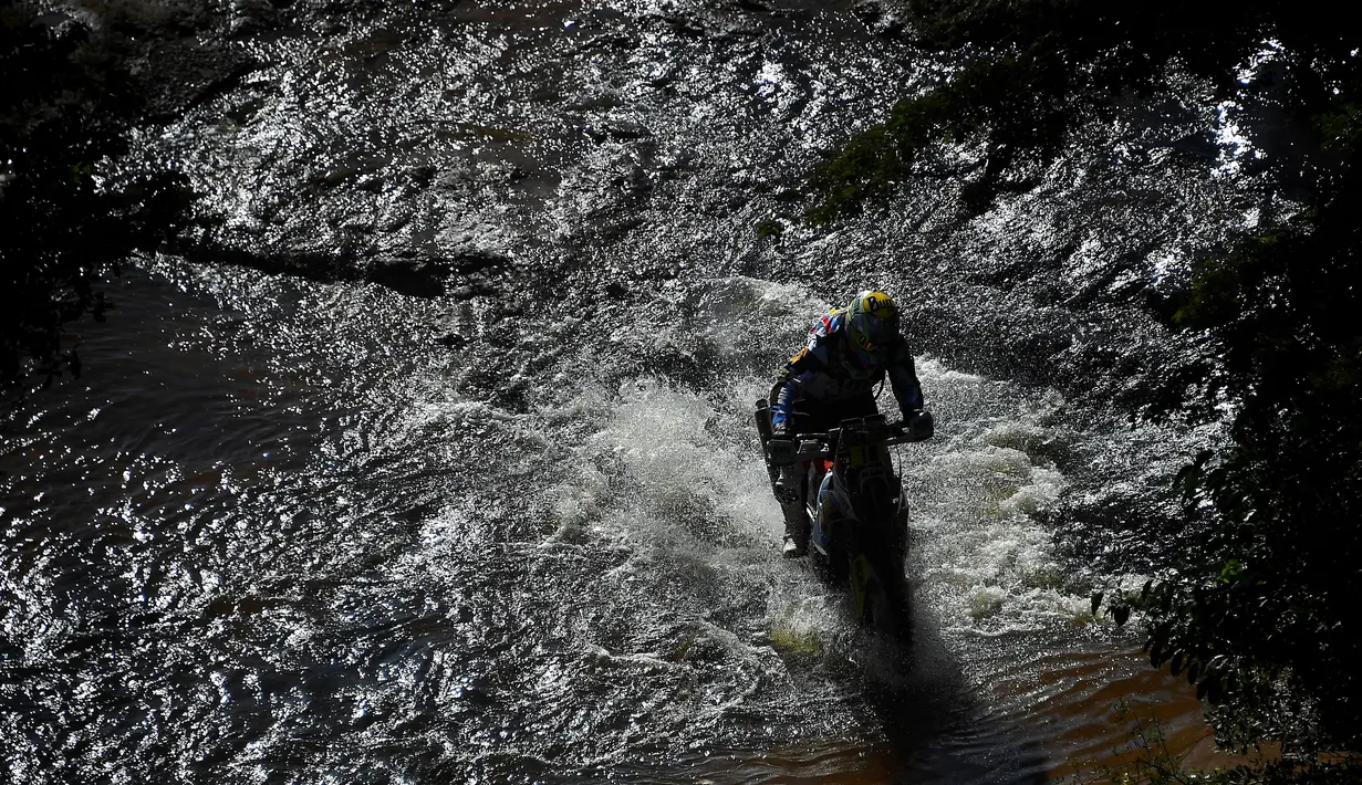 Pereli asal  Spanyol, Armand Monleon beraksi dengan motor KTM di Reli Dakar 2017 etape 1 antara Asuncion dan Resistencia, di Argentina, Senin (2/1). Sebanyak 12 etape harus ditaklukan oleh para pereli untuk menjadi yang terbaik. (AFP PHOTO / FRANCK FIFE)