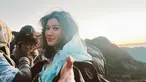 Jalani pemotretan dengan latar belakang Gunung Bromo yang indah di pagi hari, penampilan Naysilla Mirdad terlihat menawan. Meski sambil menahan udara dingin yang menusuk, raut wajahnya pun terlihat indah dengan senyum hangatnya. (Liputan6.com/IG/@naymirdad)