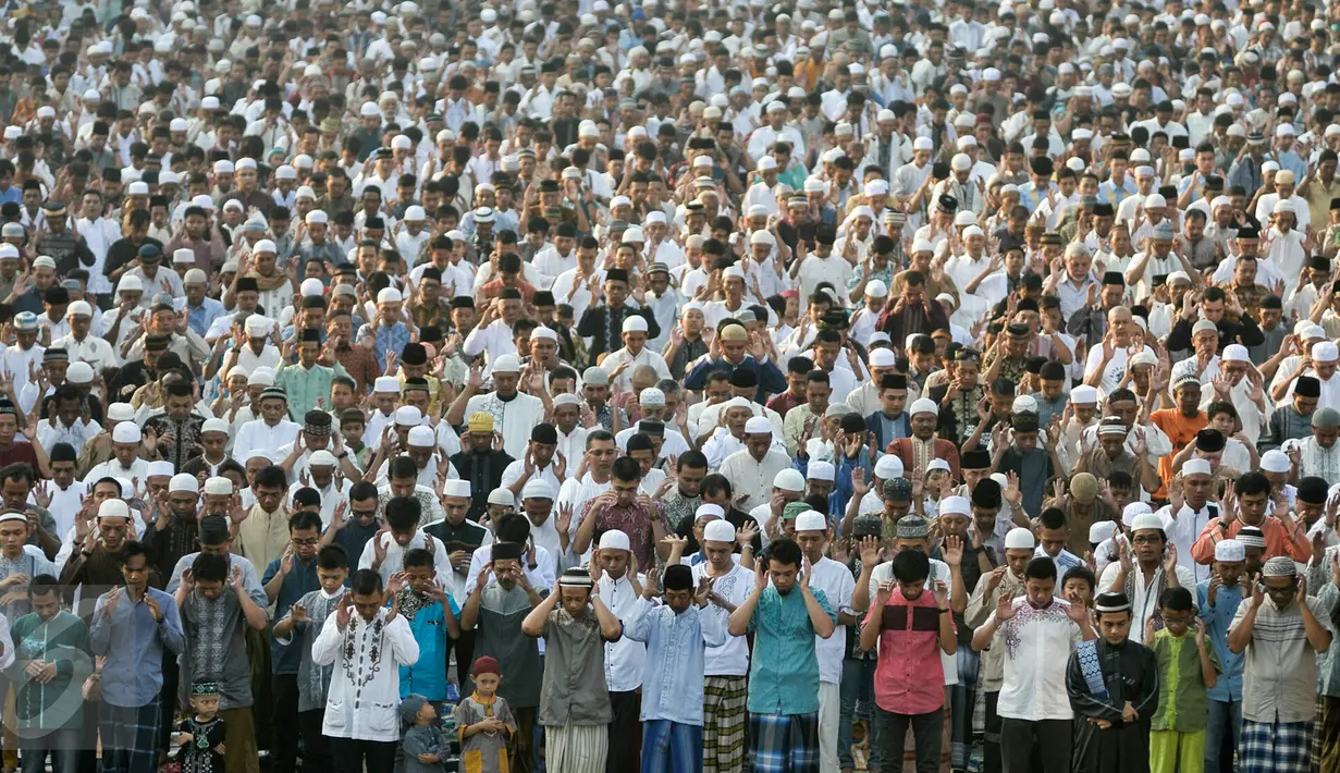 Ribuan umat muslim saat menjalankan salat Idul Fitri di kawasan Jatinegara, Jakarta, Rabu (6/7). Ruas Jalan Jatinegara Barat disulap menjadi tempat pelaksanaan salat. (Liputan6.com/Yoppy Renato)