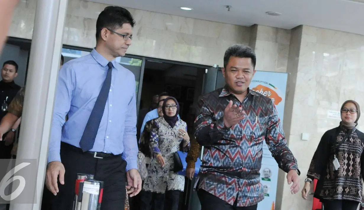 Ketua Komisi Pengawas Persaingan Usaha (KPPU) Syarkawi Rauf (kanan) dan Wakil Ketua KPK, Laode M Syarif usai mengikuti pertemuan dengan pimpinan KPK di Jakarta, Selasa (20/12). (Liputan6.com/Helmi Afandi)