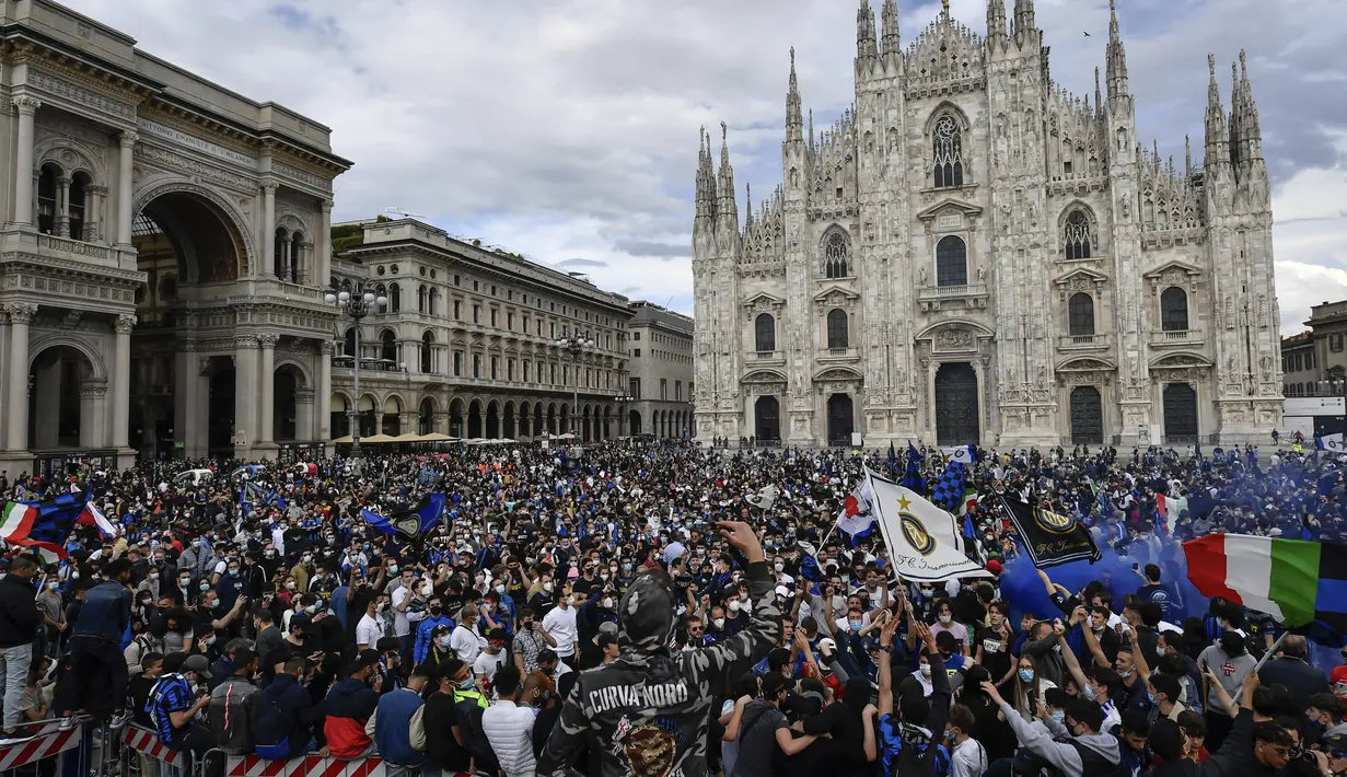 Para pendukung dan fans Inter Milan memadati kawasan Piazza Duomo di depan katedral gothic, Milan, Minggu (2/5/2021) merayakan kepastian Inter Milan merebut gelar juara Scudetto Liga Italia 2020/2021. (LaPresse via AP/Claudio Furlan)